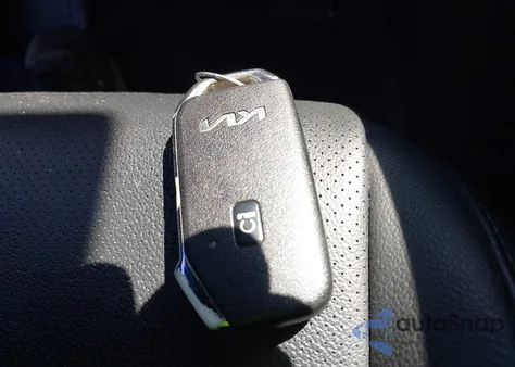 2023 Kia Sportage Hybrid Ex z USA, uszkodzony, nr VIN KNDPVCAG2P7012651